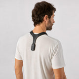 Corrector de postura SpineUp puesto alrededor del cuello, visible sobre la ropa